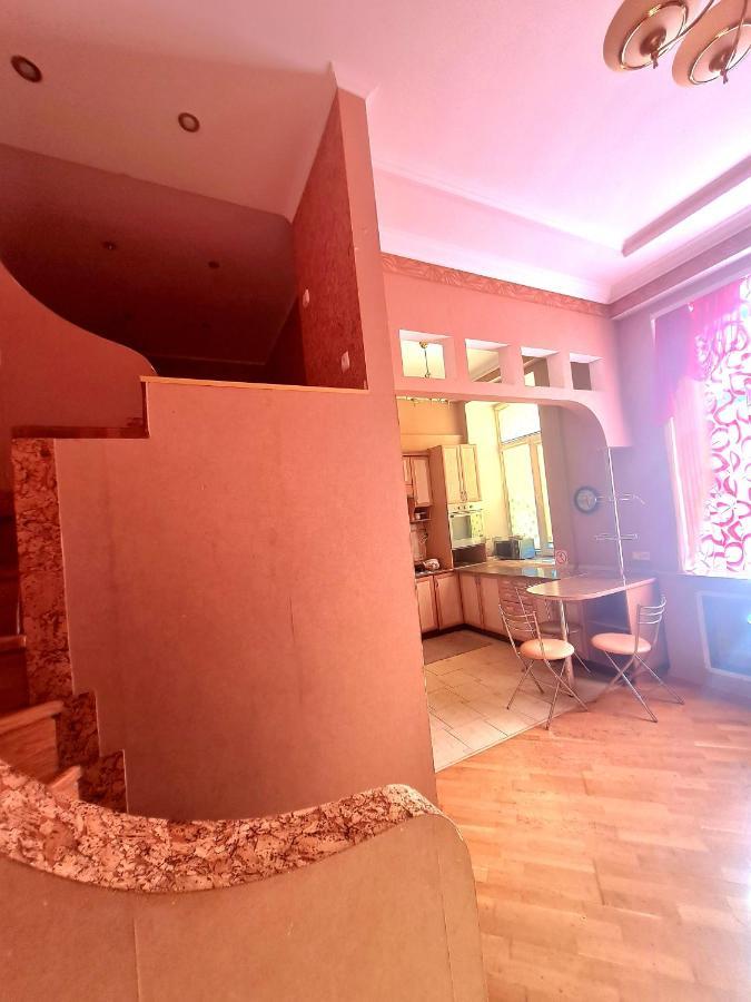 ルーツィクЦентр, Євгена Коновальця, 3アパートメント エクステリア 写真